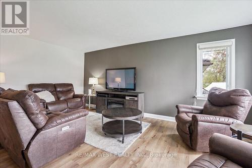 8039 Yonge Street, Innisfil, ON - Indoor Photo Showing Living Room
