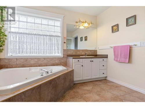 750 Douglas Road, West Kelowna, BC - Indoor Photo Showing Bathroom