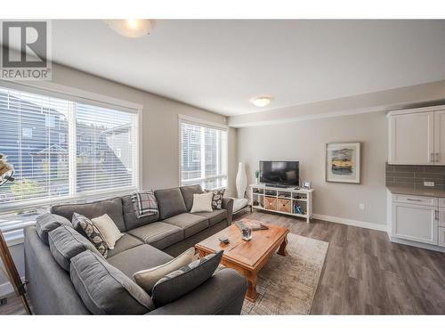 1115 Holden Road Unit# 132, Penticton, BC - Indoor Photo Showing Living Room