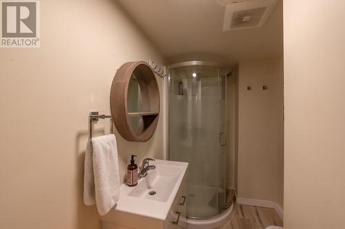 144 Vancouver Place, Penticton, BC - Indoor Photo Showing Bathroom