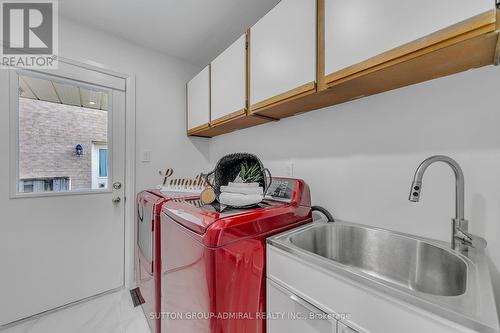 371 Erin Trail, Newmarket, ON - Indoor Photo Showing Laundry Room
