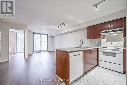 1502 - 801 Bay Street, Toronto, ON - Indoor Photo Showing Kitchen