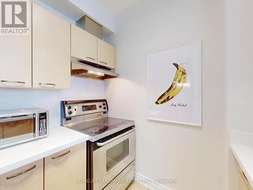 518 - 438 Richmond Street W, Toronto, ON - Indoor Photo Showing Kitchen