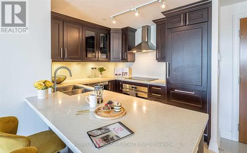 602 - 9 Stollery Pond Crescent, Markham, ON - Indoor Photo Showing Kitchen With Double Sink With Upgraded Kitchen