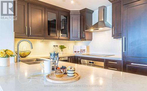 602 - 9 Stollery Pond Crescent, Markham, ON - Indoor Photo Showing Kitchen With Double Sink With Upgraded Kitchen