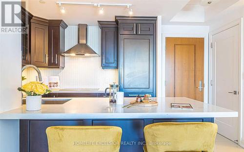 602 - 9 Stollery Pond Crescent, Markham, ON - Indoor Photo Showing Kitchen With Upgraded Kitchen