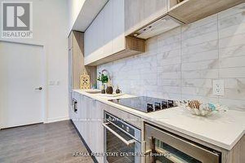 211 - 2020 Bathurst Street S, Toronto, ON - Indoor Photo Showing Kitchen With Upgraded Kitchen