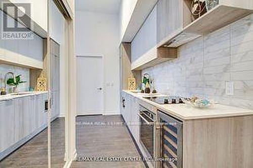211 - 2020 Bathurst Street S, Toronto, ON - Indoor Photo Showing Kitchen With Upgraded Kitchen