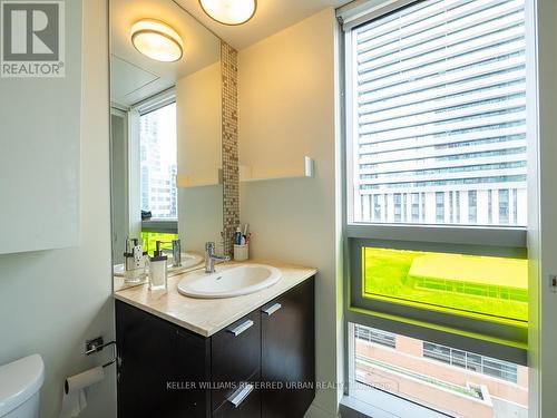 612 - 375 King Street W, Toronto, ON - Indoor Photo Showing Bathroom