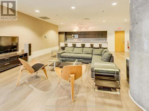 612 - 375 King Street W, Toronto, ON - Indoor Photo Showing Living Room