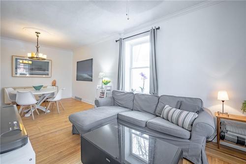 16 Hope Street, Hamilton, ON - Indoor Photo Showing Living Room