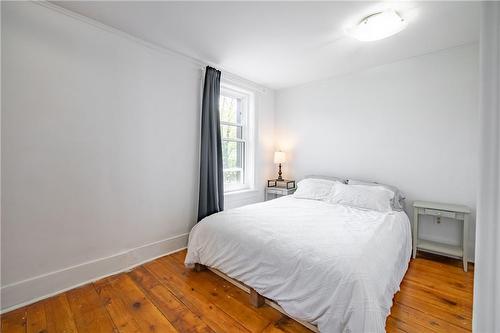 16 Hope Street, Hamilton, ON - Indoor Photo Showing Bedroom