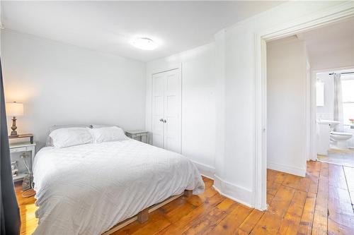 16 Hope Street, Hamilton, ON - Indoor Photo Showing Bedroom