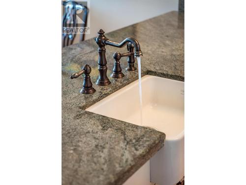 305 - 550 Rainbow Drive, Kaslo, BC - Indoor Photo Showing Kitchen