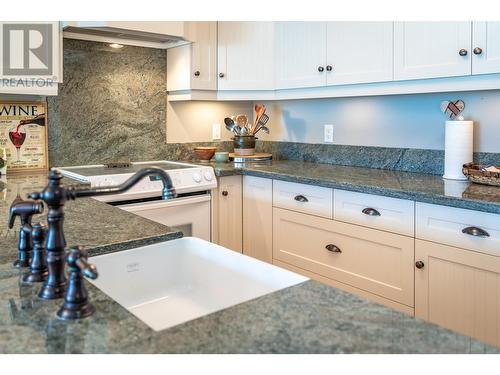 305 - 550 Rainbow Drive, Kaslo, BC - Indoor Photo Showing Kitchen