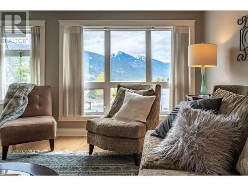 550 Rainbow Drive Unit# 305, Kaslo, BC - Indoor Photo Showing Living Room