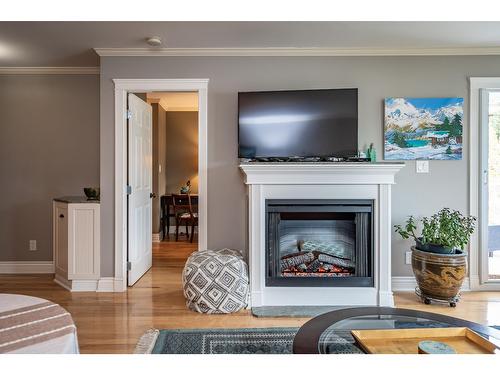 305 - 550 Rainbow Drive, Kaslo, BC - Indoor Photo Showing Living Room With Fireplace