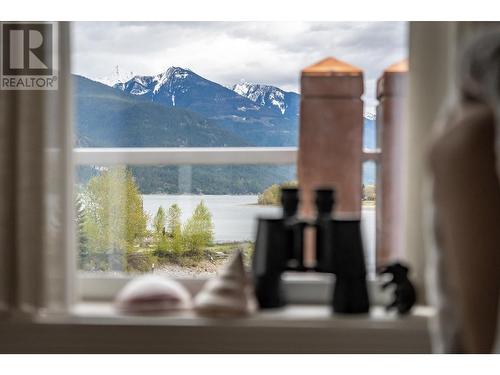 305 - 550 Rainbow Drive, Kaslo, BC - Indoor Photo Showing Living Room With Fireplace