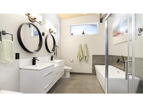 7501 Rivercrest Road, Radium Hot Springs, BC - Indoor Photo Showing Bathroom