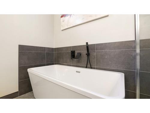 7501 Rivercrest Road, Radium Hot Springs, BC - Indoor Photo Showing Bathroom
