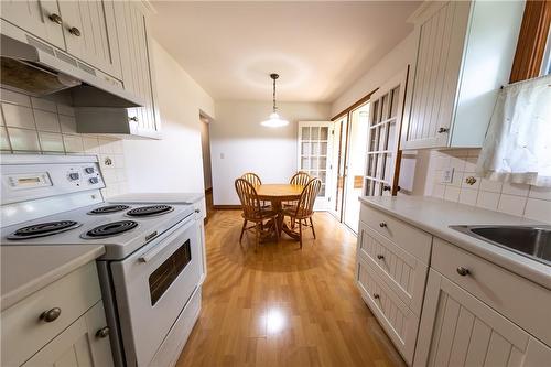 7040 Brookfield Avenue, Niagara Falls, ON - Indoor Photo Showing Kitchen