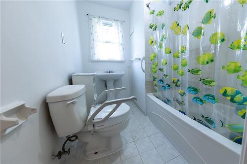 7040 Brookfield Avenue, Niagara Falls, ON - Indoor Photo Showing Bathroom