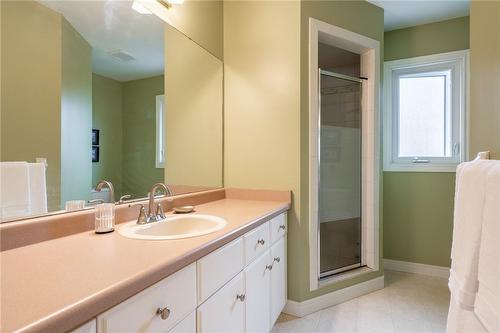25 Caledonia Drive, Caledonia, ON - Indoor Photo Showing Bathroom