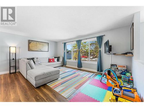 963 Fuchsia Road, Kelowna, BC - Indoor Photo Showing Living Room