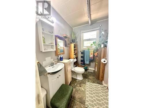 618 6Th Avenue, Keremeos, BC - Indoor Photo Showing Bathroom