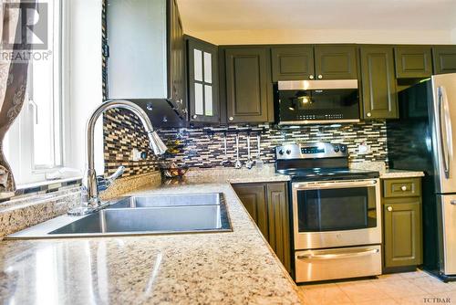 176 Elm St N, Timmins, ON - Indoor Photo Showing Kitchen With Double Sink With Upgraded Kitchen