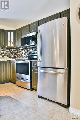 176 Elm St N, Timmins, ON - Indoor Photo Showing Kitchen With Upgraded Kitchen