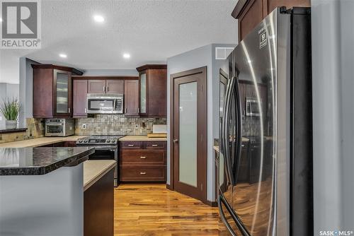 318 Lakeridge Drive, Warman, SK - Indoor Photo Showing Kitchen With Upgraded Kitchen