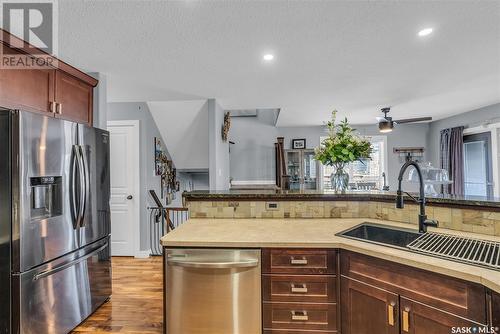 318 Lakeridge Drive, Warman, SK - Indoor Photo Showing Kitchen