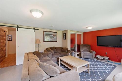 1169 Marshall Road, Castlegar, BC - Indoor Photo Showing Living Room