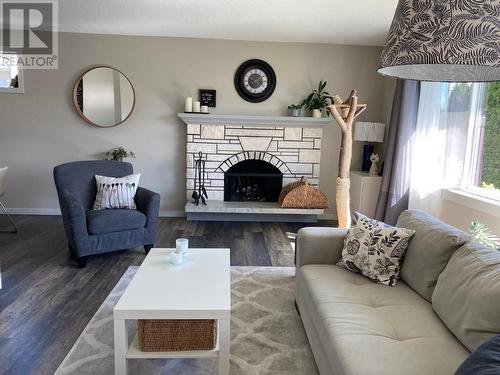 991 12Th Street, Kamloops, BC - Indoor Photo Showing Living Room With Fireplace