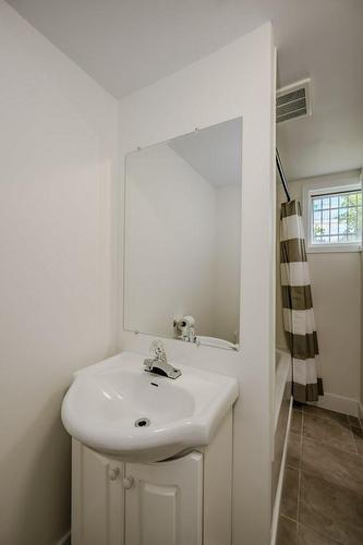 44 Currie Street, St. Catharines, ON - Indoor Photo Showing Bathroom
