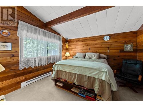 7553 Stampede Trail, Anglemont, BC - Indoor Photo Showing Bedroom