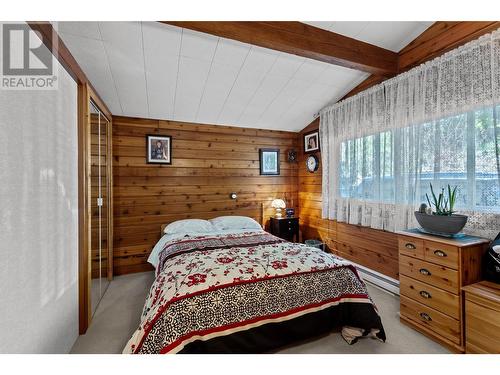 7553 Stampede Trail, Anglemont, BC - Indoor Photo Showing Bedroom