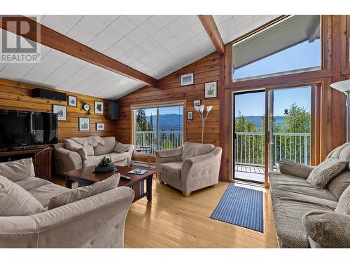 7553 Stampede Trail, Anglemont, BC - Indoor Photo Showing Living Room