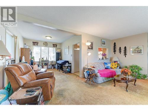 540 Patterson Avenue, Kelowna, BC - Indoor Photo Showing Living Room