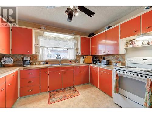 540 Patterson Avenue, Kelowna, BC - Indoor Photo Showing Kitchen With Double Sink
