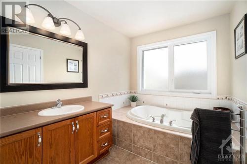 531 Devonwood Circle, Ottawa, ON - Indoor Photo Showing Bathroom