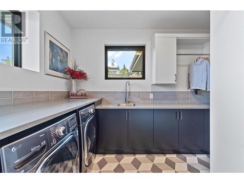 100 Red Sky Place, Kelowna, BC - Indoor Photo Showing Laundry Room