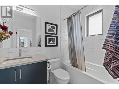 100 Red Sky Place, Kelowna, BC - Indoor Photo Showing Bathroom