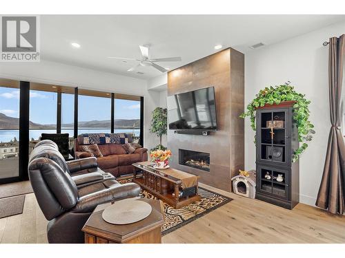 3000 Ariva Drive Unit# 3405, Kelowna, BC - Indoor Photo Showing Living Room With Fireplace