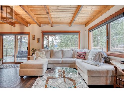 8089 Princeton Summerland Road, Summerland, BC - Indoor Photo Showing Living Room