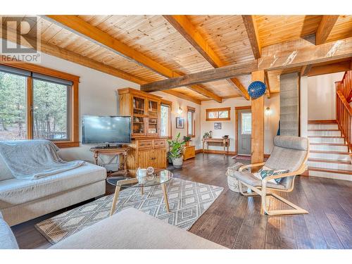 8089 Princeton Summerland Road, Summerland, BC - Indoor Photo Showing Living Room