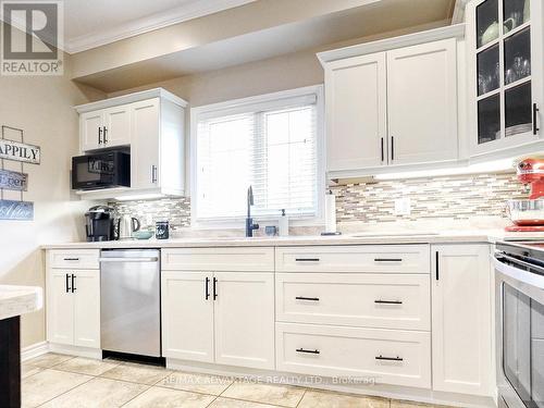 1516 Coronation Drive, London, ON - Indoor Photo Showing Kitchen With Upgraded Kitchen