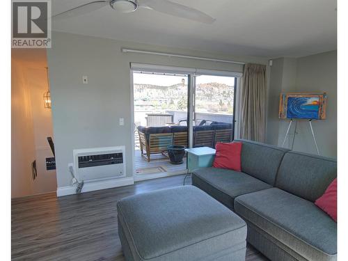 645 Fuller Avenue, Kelowna, BC - Indoor Photo Showing Living Room