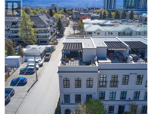 645 Fuller Avenue, Kelowna, BC - Outdoor With Facade